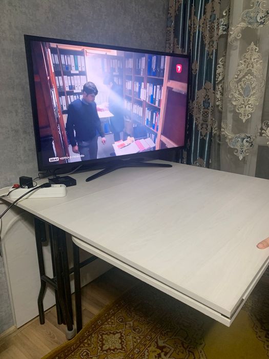 Продается белый стол 3-метровый