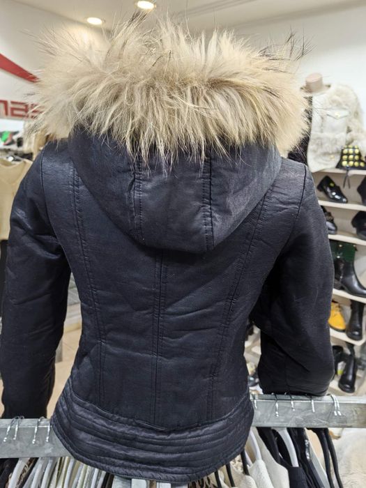 Дамско яке с пухена яка