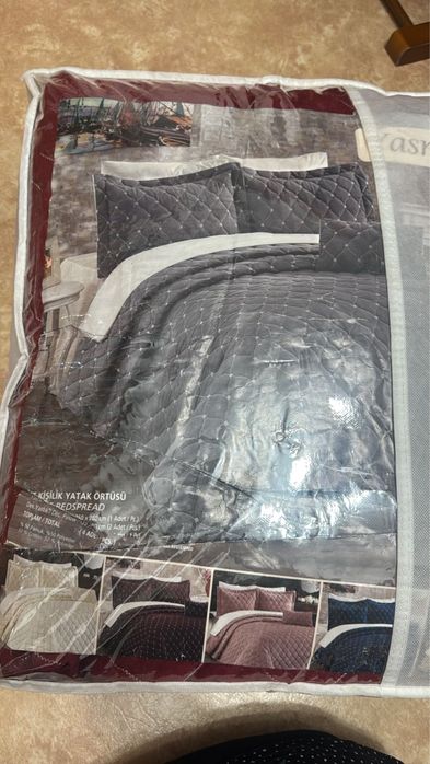 Покрывало на двухспальную кровать с наволочками.