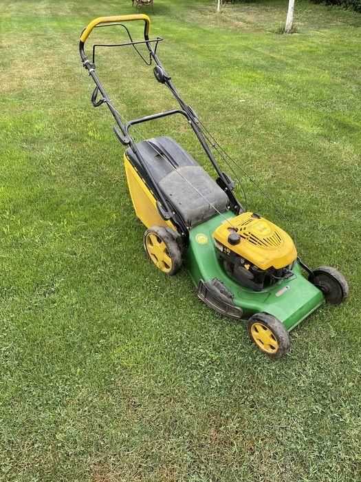 Masina ge tuns iarba pe benzina cu tractiune !