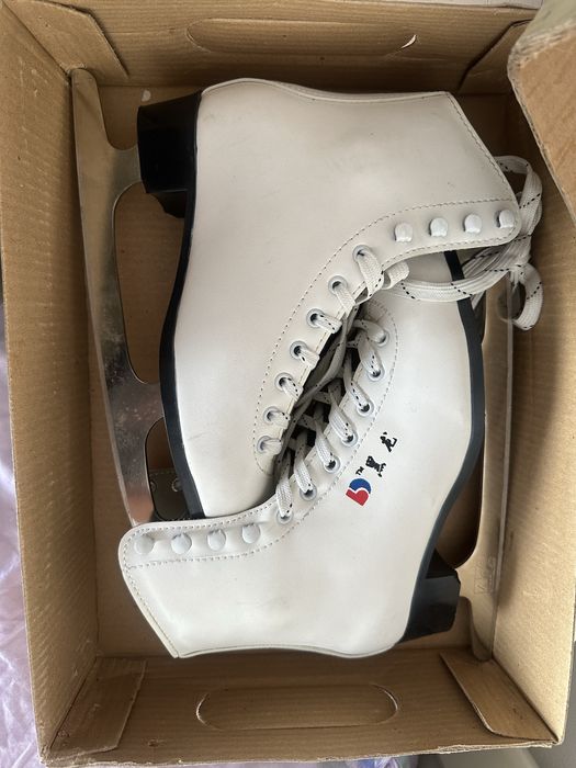 Продаются женские коньки