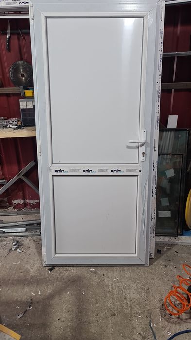 Usa de termopan ieftină.