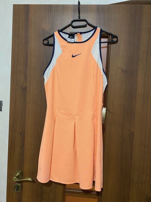 Vând rochiță sport