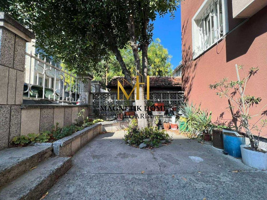 Уютен двустаен апартамент с дворна площадка до морската в ж.к. Лазур