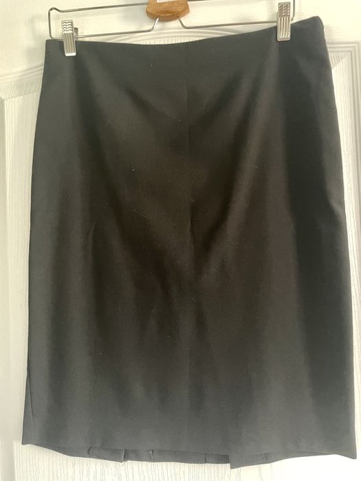 Елегантна черна пола с цепки