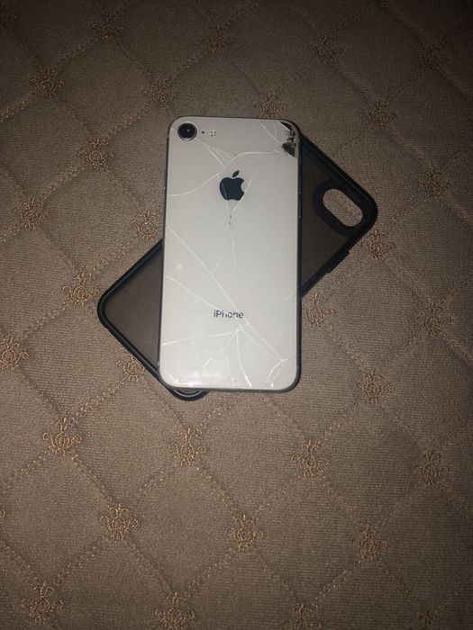 Айфон 8 продам.