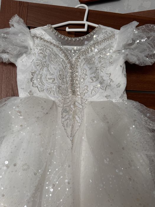 Платье нарядное продам