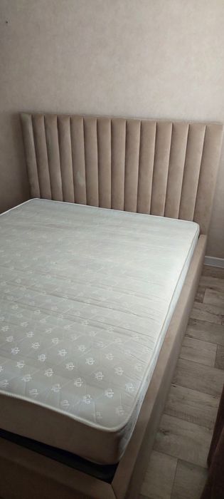 Кровать двухспальная с матрасом
