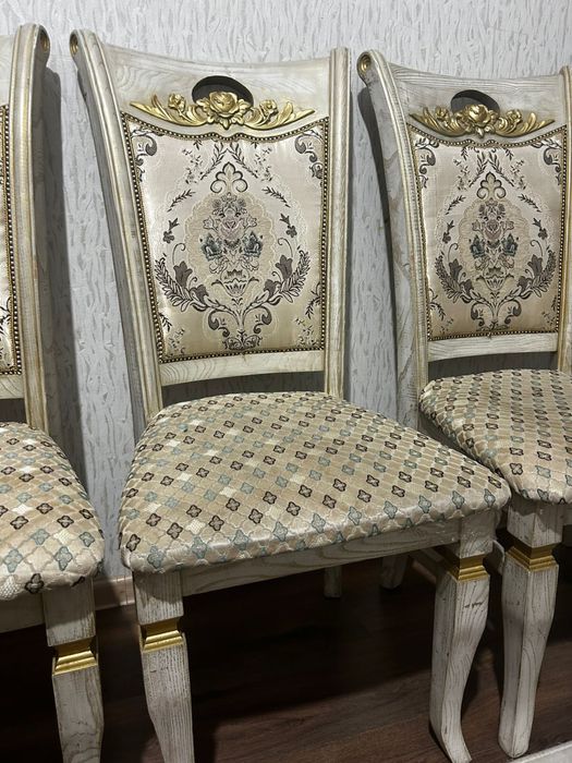 8 стульев и стол из дерева