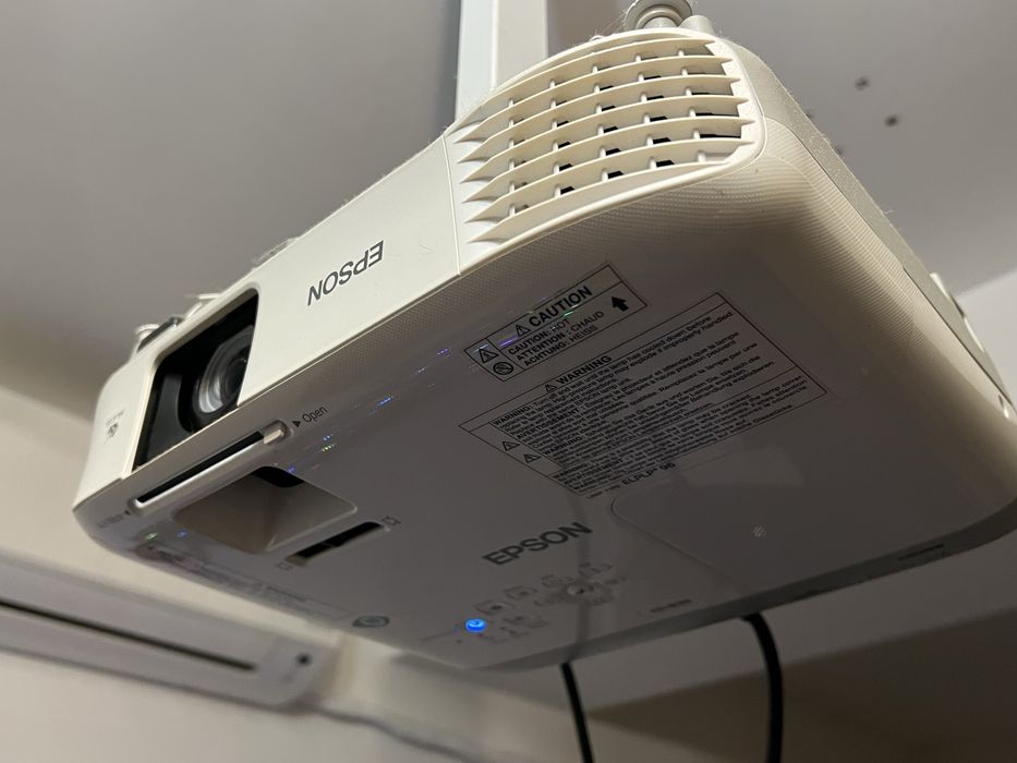 Vând Video Proiector Epson EB-W39.