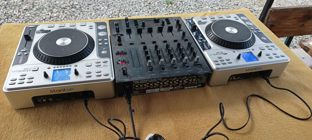 Mixer Behringer cu 2-Cdj Stanton