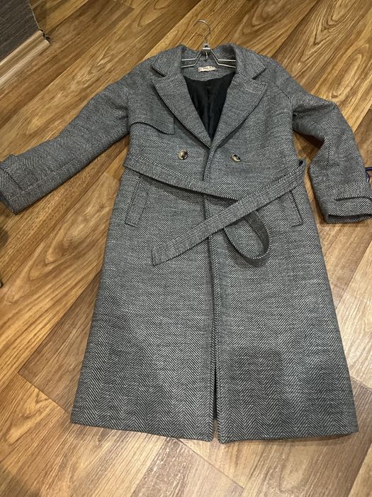 Продам вещи  платья , пальто