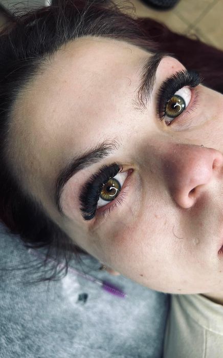 Поставяне на мигли