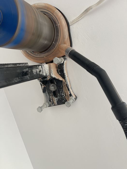 Gaură hota centrala aerisire carotare 150lei