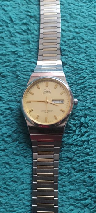 Продавам часовник QiQ
