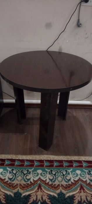 Стол круглый. Диаметр 80см.