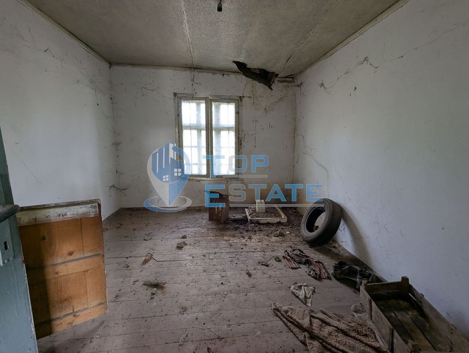 Къща с голям двор и кладенец в село Благоево, област Велико Търново