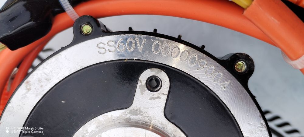 Vând motor triciclu mașina electrica 2000w  60v produsele sunt noi am și facura