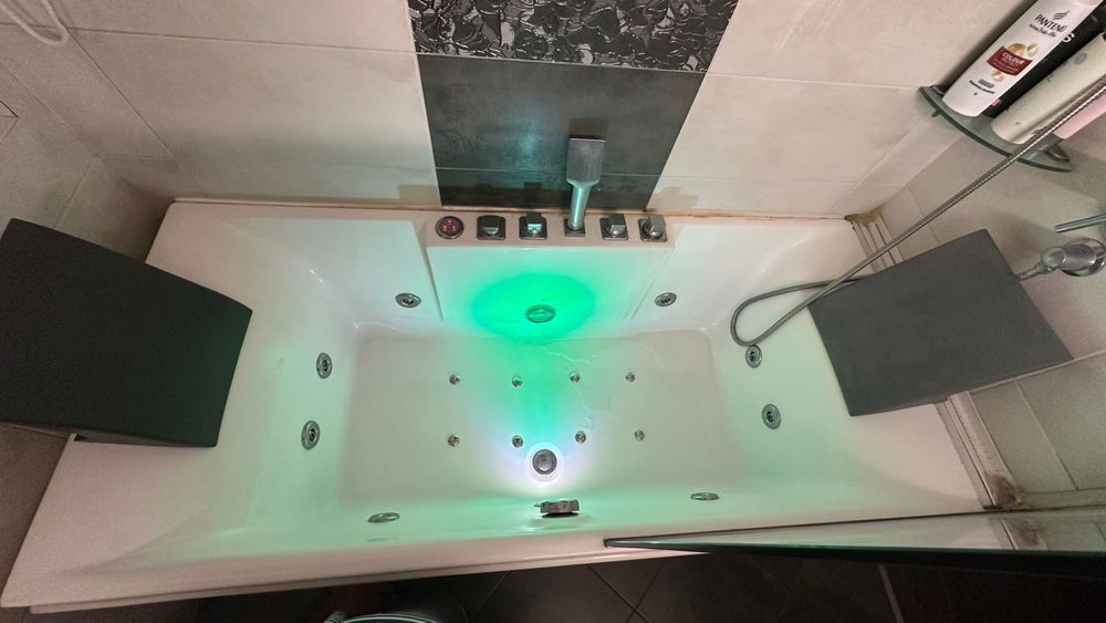 Продавам акрилна хидромасажна вана 170/74 см с престилка и ст. параван