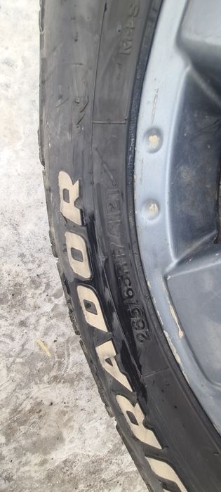 Диски с шинами колеса.