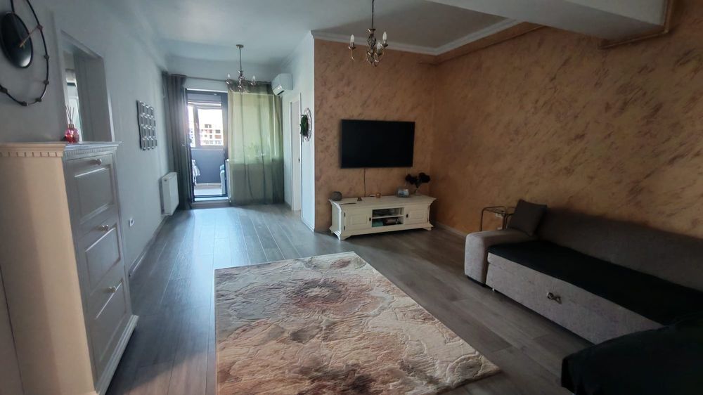 Inchiriez apartament cu 2 camere.