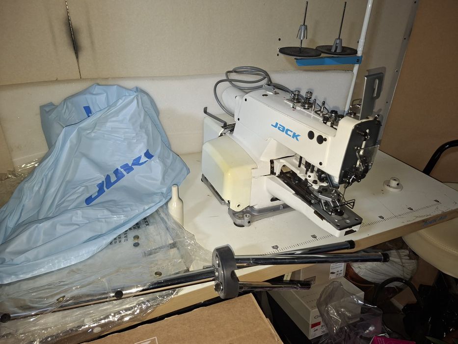 Masina de cusust nasturi Juki JK-T1377E