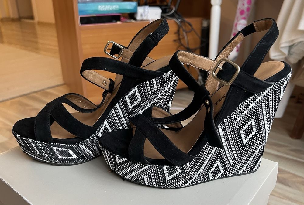 Изключително красиви и оригинални сандали на платформа - PURA LOPEZ
