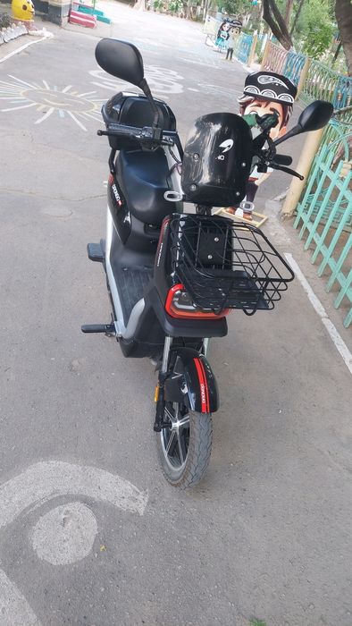 Sikuter sotiladi yurishi zo'r akumlator yangi