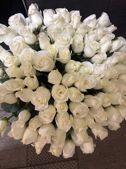 Продаю розы 101, свежие, купили за 42к в qazaq flowers,продам за 30к.