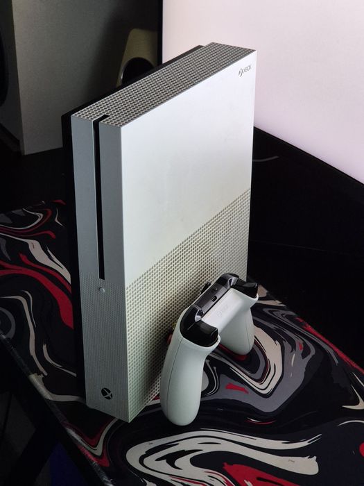 Xbox One S 1Tb + Controller