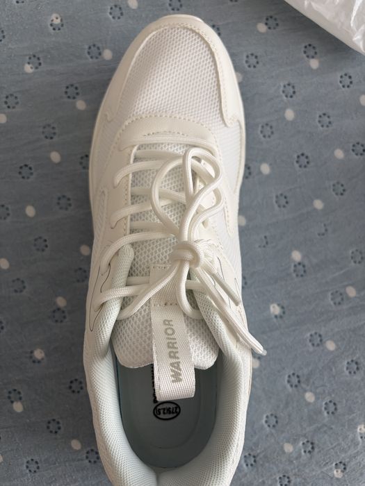 Продам кроссовки белые с чеком