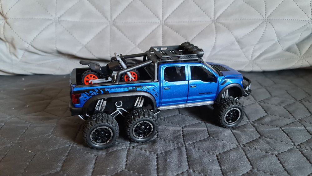 Умален колекционерски модел на Ford F150 Raptor 1:24 изцяло метална