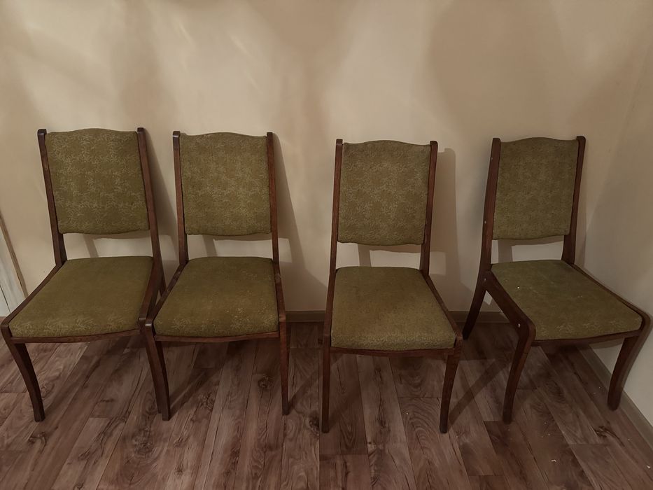 Продам крепкие деревянные стулья