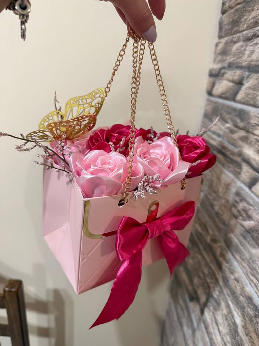 Елегантна подаръчн а кутия с рози в няколко нюанса . 8ми март .