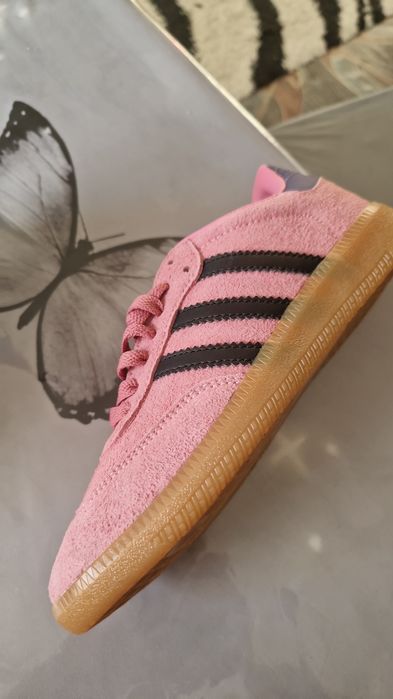 Кроссовки новые.4000т.