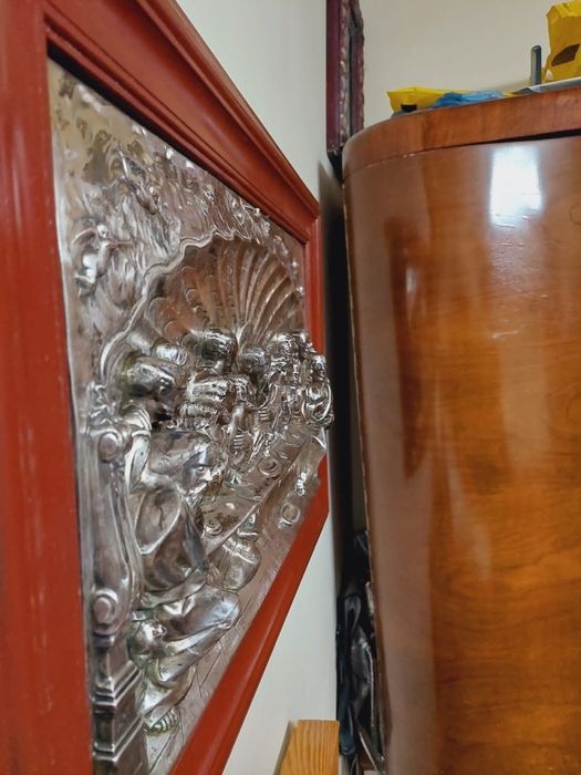 Icoana argintata și tablou vechi