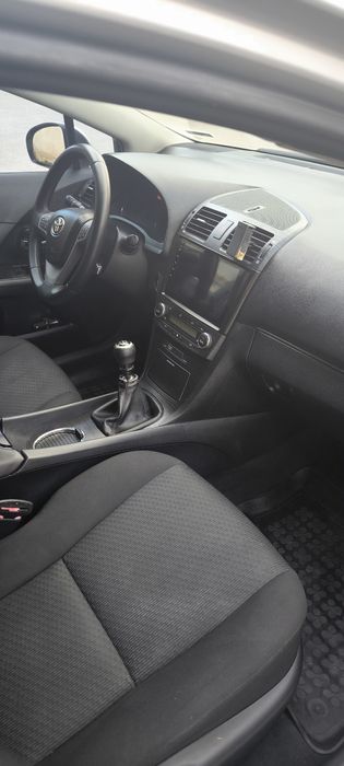 Продавам Toyota Avensis
