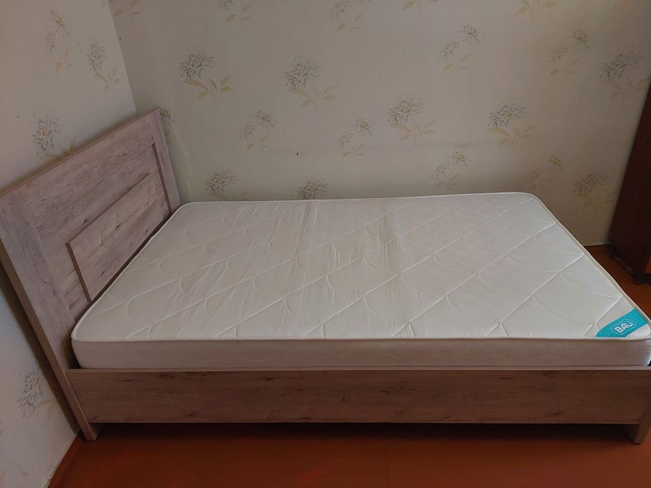 Продам кровать с матрасом