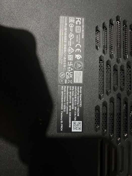 Vand laptop pentru piese