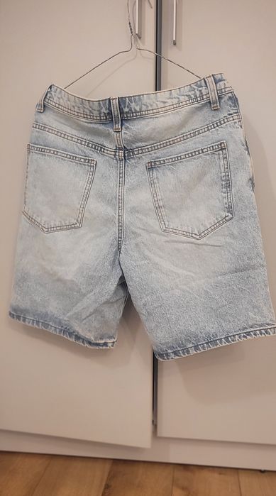 Pantaloni scurți