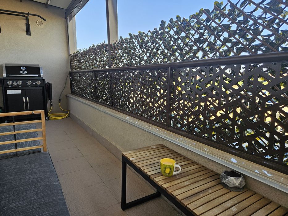 Vand apartament 2 camere full utilat cu loc de parcare .