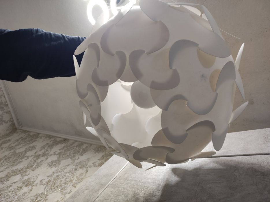 Продам белую люстру