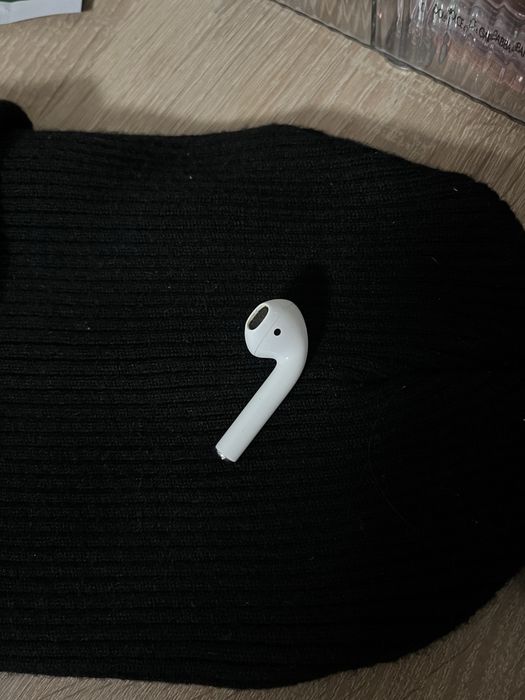 левый airpods 1 поколения