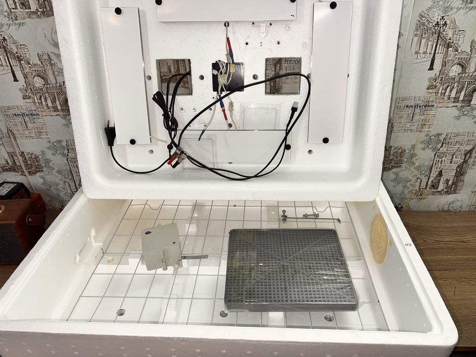 Продам инкубатор НЕСУШКА на 104 яйца