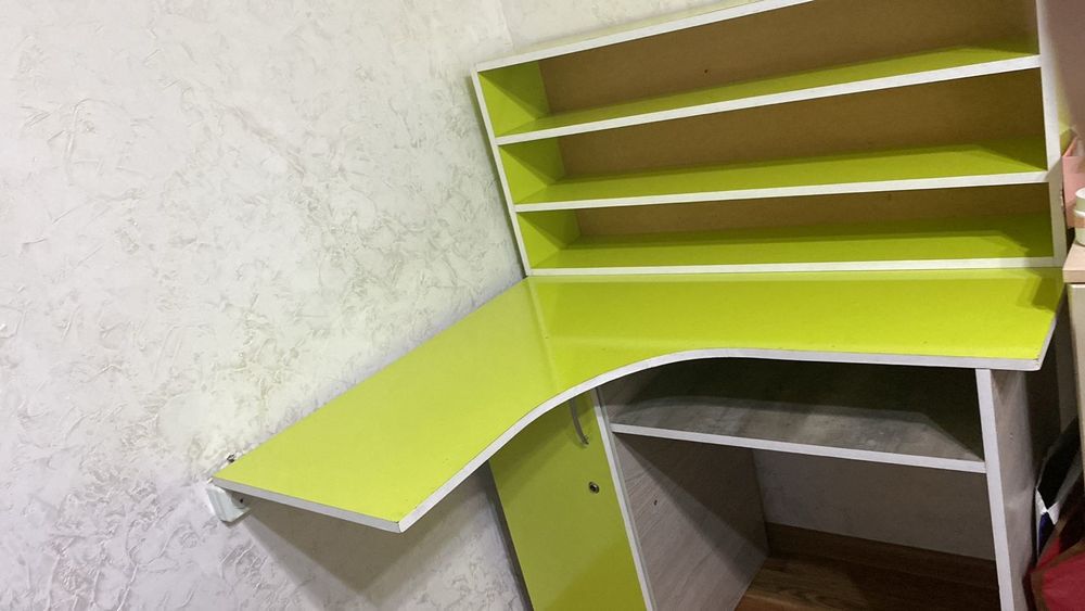 Маникюрный столы