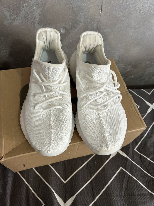 vand o pereche de yezzy albe