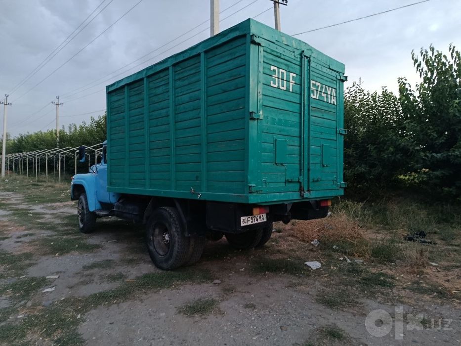 Zil 130 naxadu yurib turgan moshina