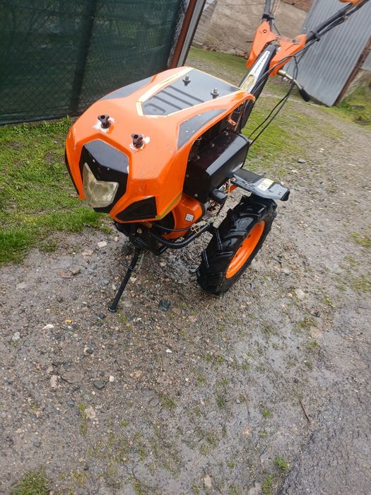 Vand motocultor cu ustensile, pret negociabil