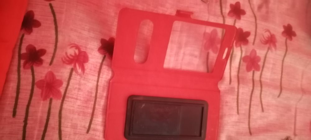 Продам красный и черные чехлы для телефона