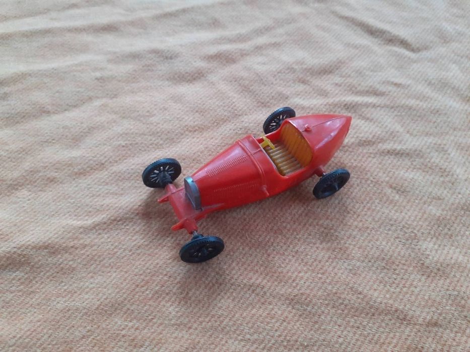 Mașină veche Bugatti de colecție.